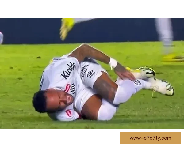 内马尔复出首战遭飞铲痛倒抱腿